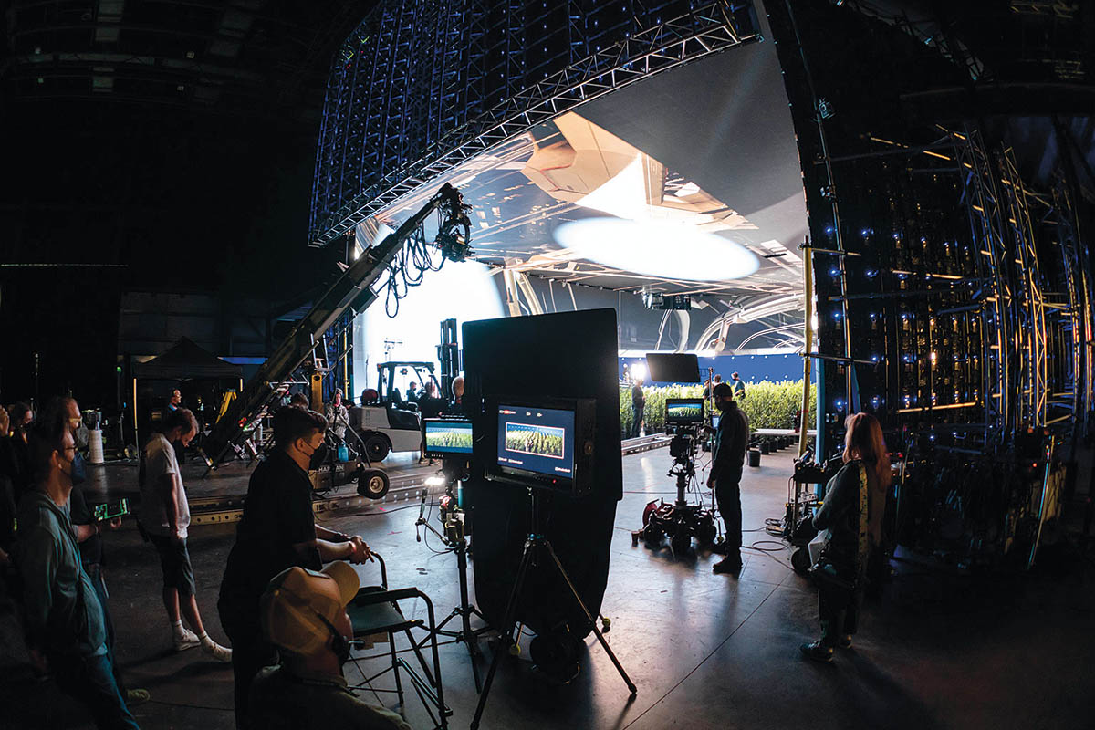 《The Creator》拍摄现场的 StageCraft 虚拟制作系统